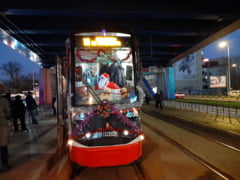 tramvaiul-lui-mos-craciun-circula-in-capitala,-decorat-cu-beteala-si-luminite